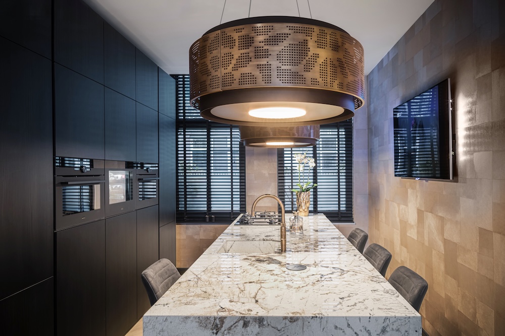 FotoDesign afzuigkap boven het kookeiland in Messing Patina